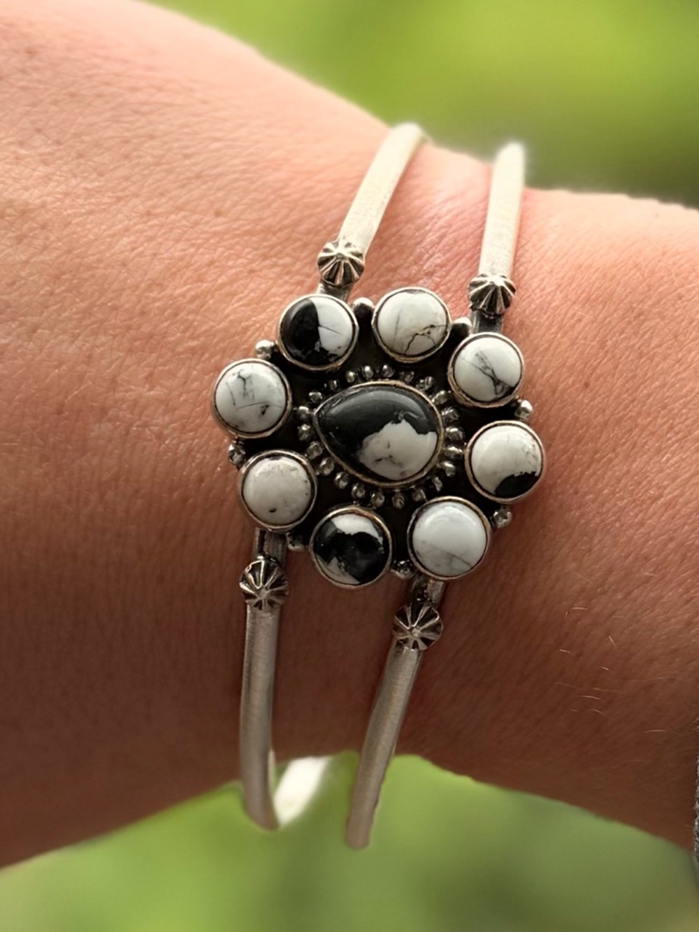 White Buffalo Flower Cluster cuff signed and stamped 925 sterling silver - Picture 4 of 6